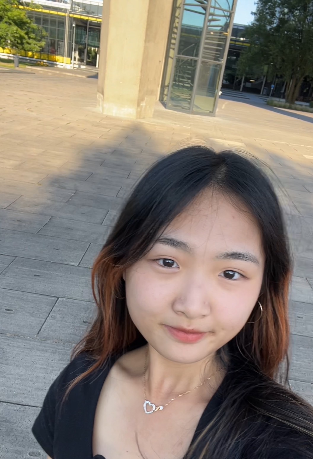 胡媛梅 (Yuan-Mei Hu)